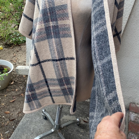 Neiman Marcus beautiful Ruana Cape/Shawl. This is so beautiful & chic - Picture 3 of 10